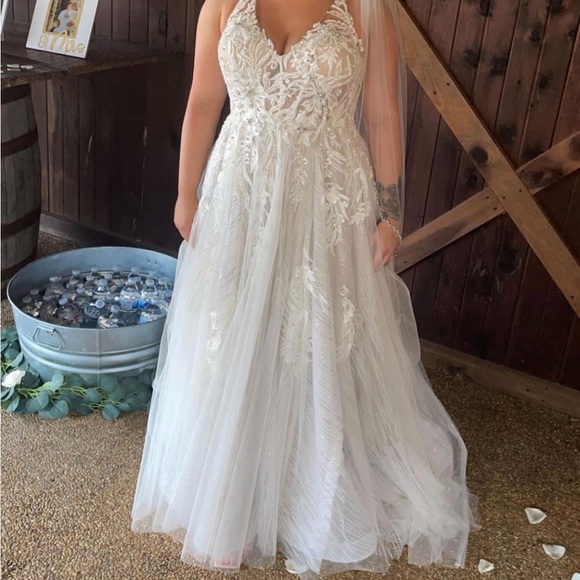 Beautiful Galina signature wedding dress - Picture 5 of 8